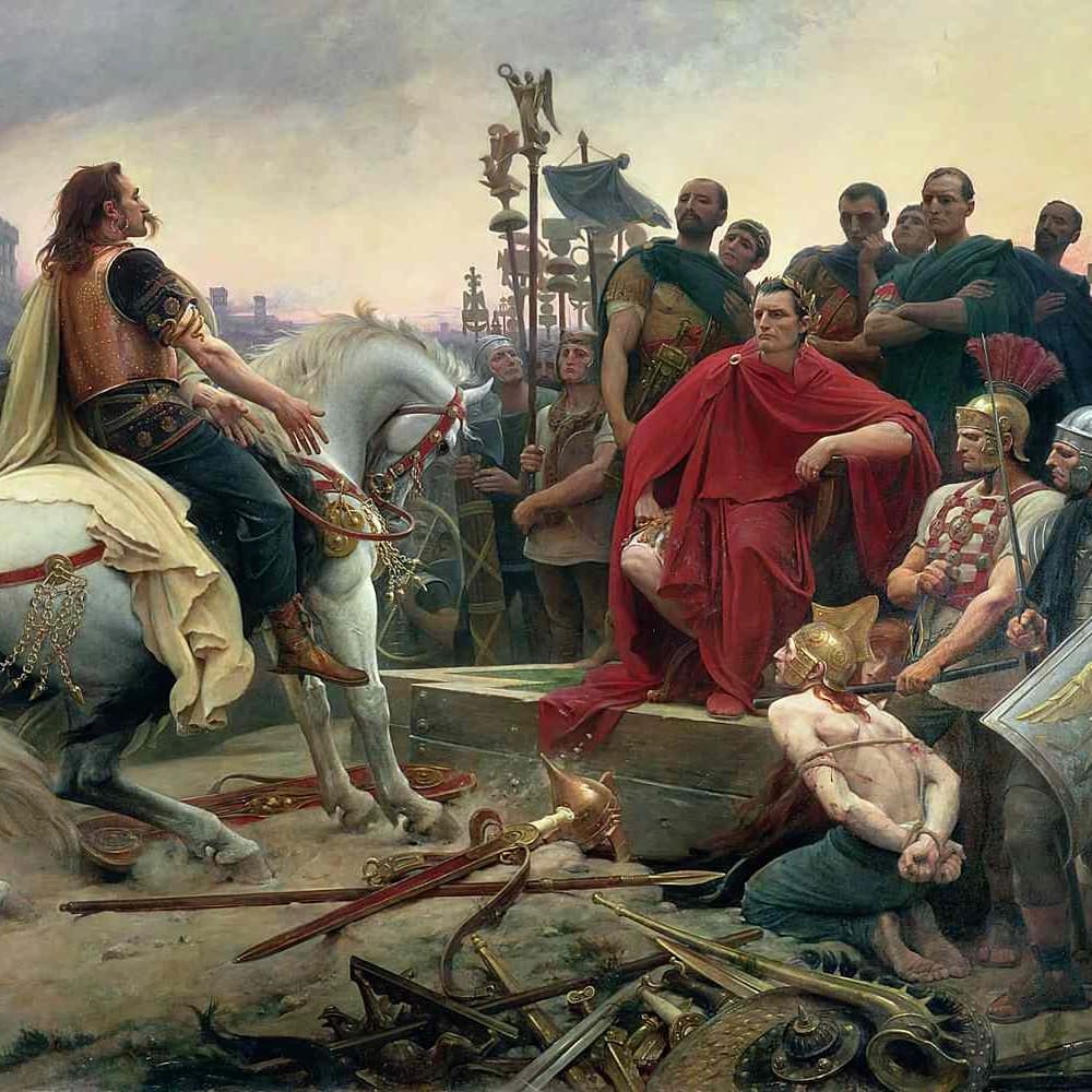 Alesia Kuşatması,
Jül Sezar, Galya'yı (bugünkü Fransa) fethederken, 80.000 kişilik ordusuyla Alesia tepesine kapanan isyancı lider Vercingetorix ile karşılaştı. Sezar doğrudan saldırmak yerine, kasabanın etrafına 18 kilometrelik devasa bir duvar ördürdü. Hedef netti: Düşmanı içerde açlığa mahkum etmek.
Ancak asıl hikâye, dışarıdan devasa bir Galya destek ordusunun geldiğini öğrenince başladı. Çoğu komutan kaçardı ama Sezar imkânsızı yaptı: Dışarıya dönük ikinci bir duvar daha inşa etti! Sezar artık ordusuyla beraber iki duvarın, dolayısıyla iki düşman ordusunun arasına kendi isteğiyle hapsolmuştu. Kuşatmacıyken kuşatılan olmuştu.
İki ateş arasında kalan Romalılar için savaş korkunçtu. Savunmanın çökmek üzere olduğu o en kritik anda Sezar, meşhur kırmızı pelerinini dalgalandırarak bizzat cepheye koştu ve askerlerine cesaret vererek hattı tuttu.
Sonuç mu? Duvarlar yıkılmadı, destek ordusu dağıldı ve Vercingetorix teslim oldu. Sezar koca bir coğrafyayı kılıç darbeleriyle değil; mühendislik, zekâ ve çelik gibi bir sinirle dize getirmişti!
